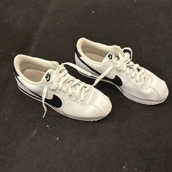 Nike Cortez Black and White leather. Men's 8; Women's 9.5. EUC - Picture 3 of 10